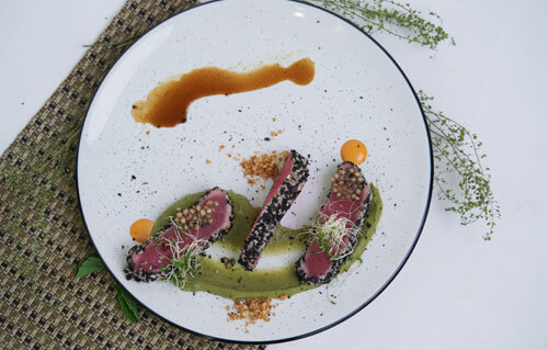 The Lawn Canggu - Tuna Tataki With Avocado And Grean Peas Ceylon Choco Mint Pure