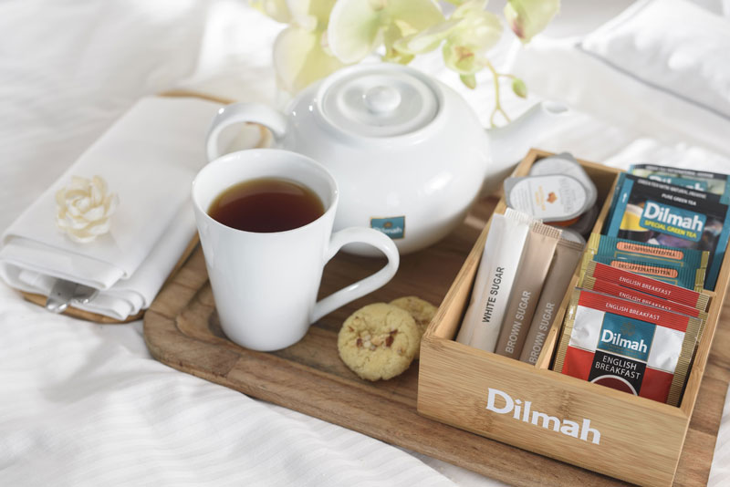 Mug and porcelain tea pot for in-rooms